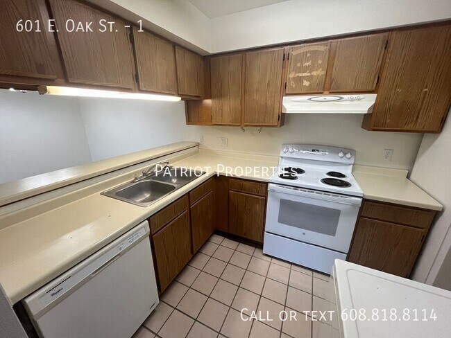 Building Photo - 601 E Oak St