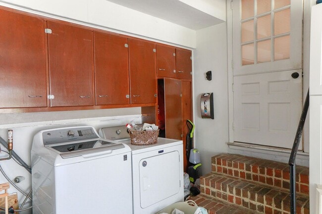 Building Photo - Charming 2BR in Historic Home – Bright, Sp...