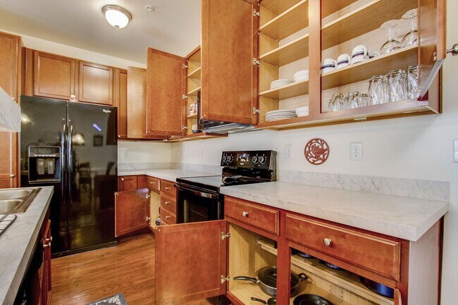 Building Photo - Stylish & Convenient Furnished Condo for Rent