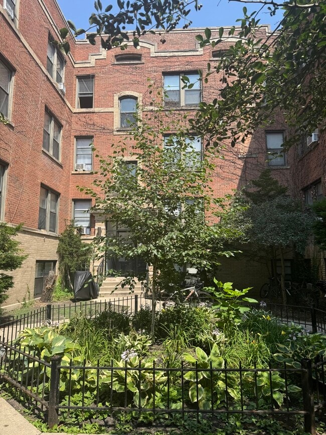 Building Photo - 7013 N Paulina St