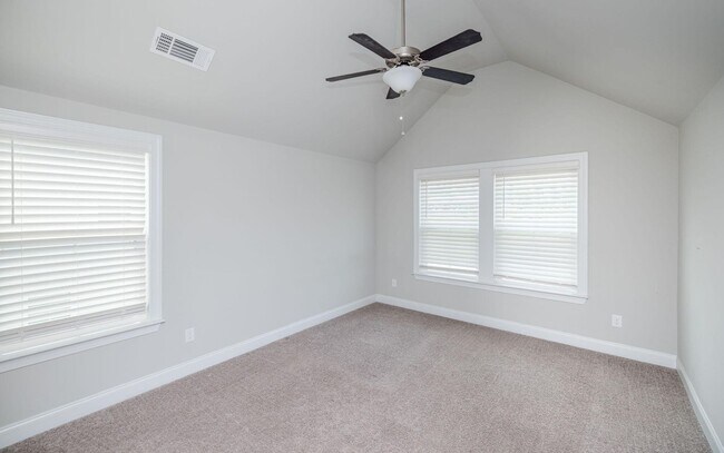 Building Photo - Like New Home in Evans