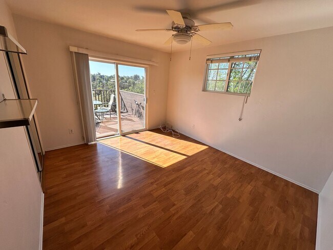 Building Photo - Large 3BD/2BA w/ Private Backyard!