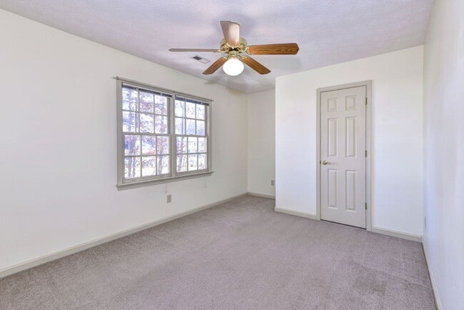 Building Photo - 411 Willards Way