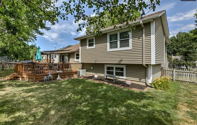 Building Photo - 420 SE Onyx Dr