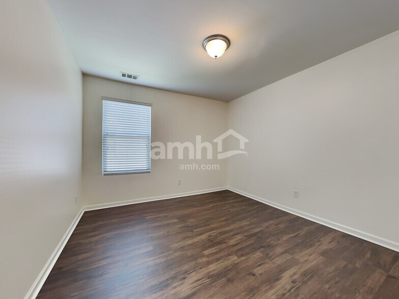 Building Photo - 11 Crabapple Cir
