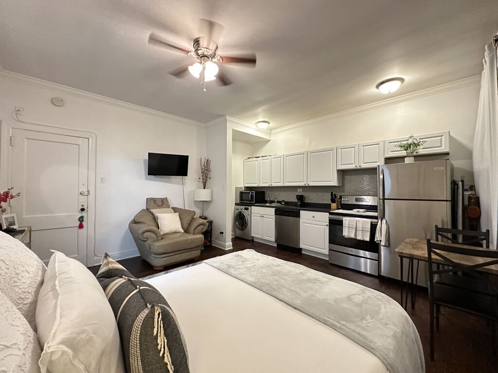 Building Photo - 3345 N Marshfield Ave