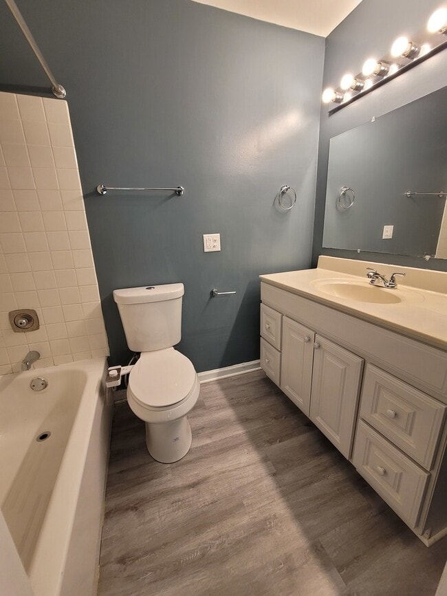 Building Photo - 109 Green Meadow Ct