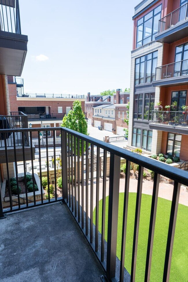 Building Photo - STUDIO Condominium next to Walnut Street B...