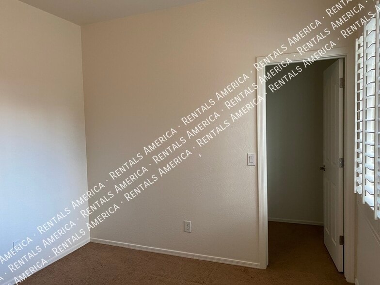 Building Photo - 2662 S Portland Ave