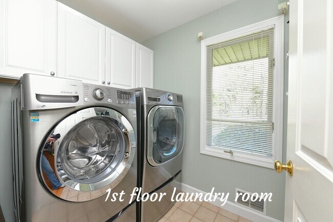 Building Photo - 4 Bittersweet Ln