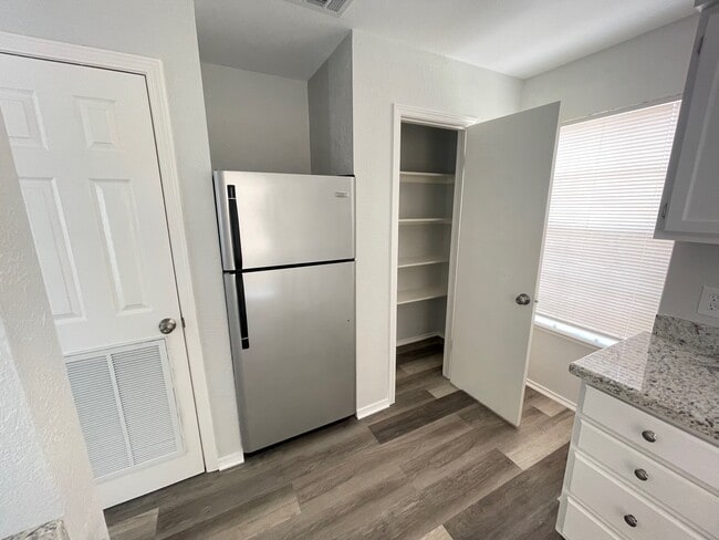 Appliances - 1006 W Kelly Ave