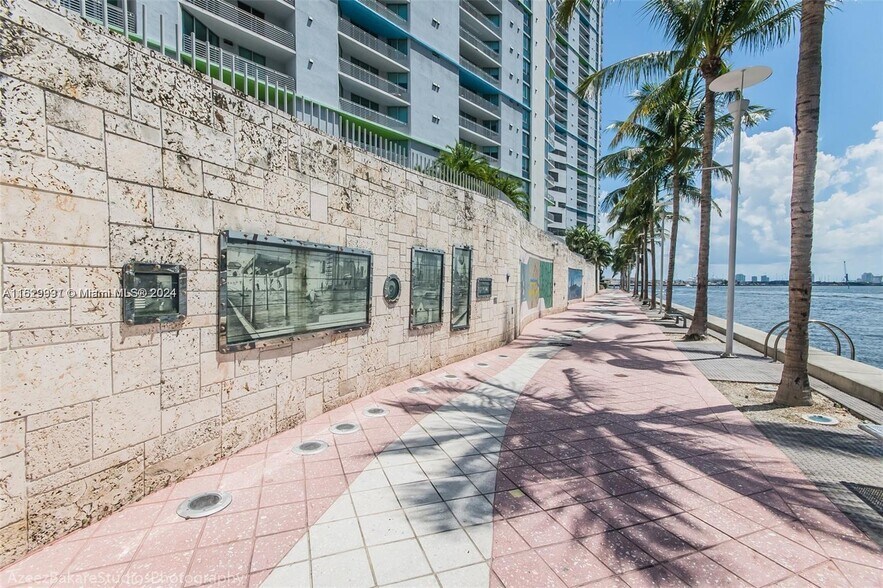 Bay Walk - 325 S Biscayne Blvd