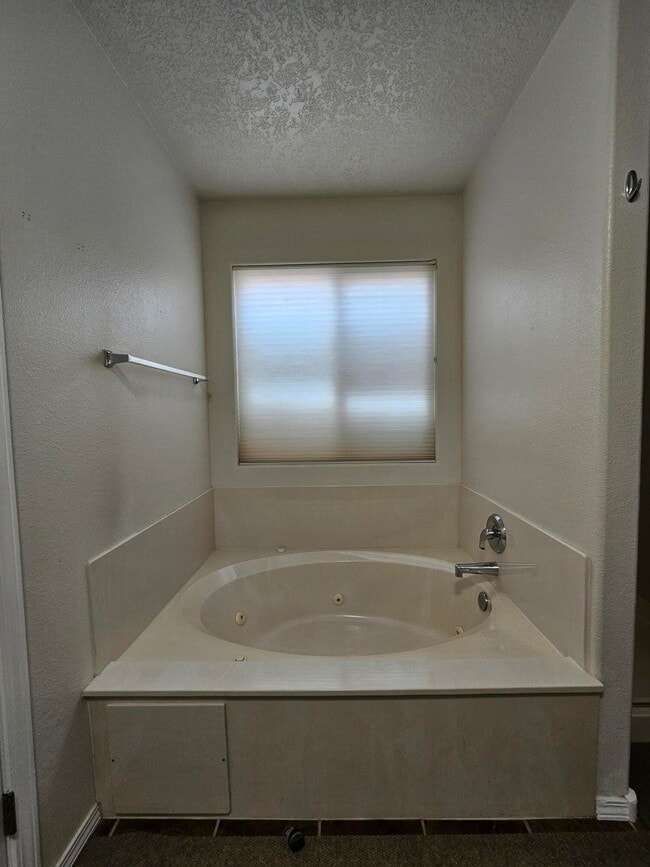 Building Photo - 5052 Westfield Dr NE