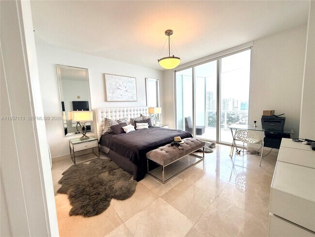 Building Photo - 16001 Collins Ave