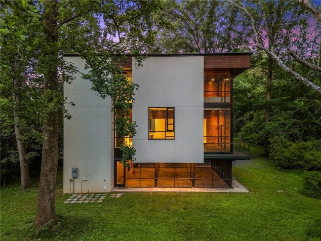 Building Photo - 2105 Fairhaven Cir NE