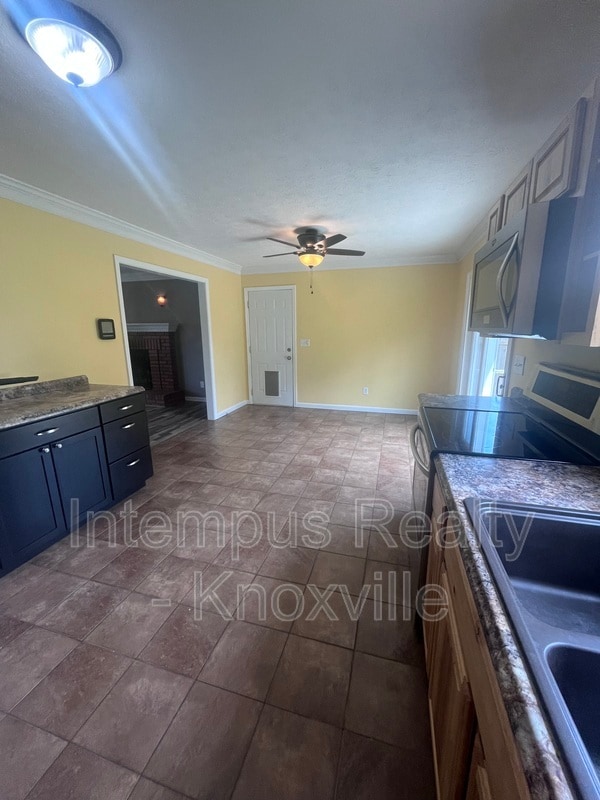 Building Photo - 7728 Chapel Bend Dr