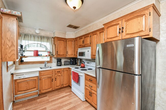 Building Photo - Spacious Central Sioux Falls Home with Ent...