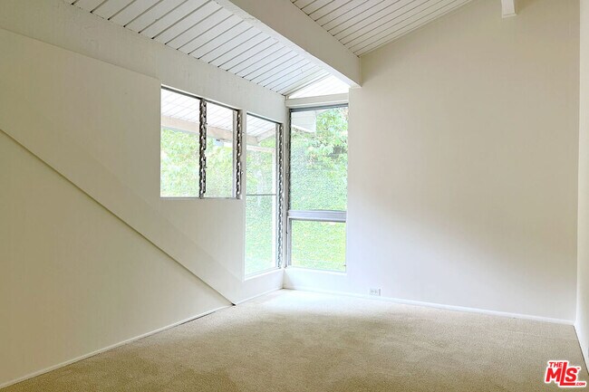 Building Photo - 2325 Banyan Dr