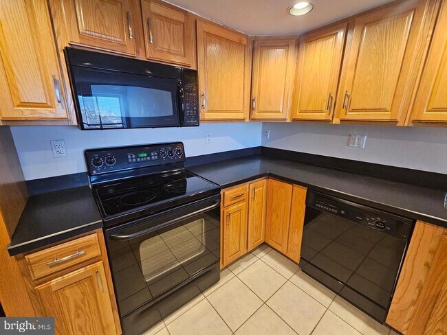 Building Photo - 2001 Hamilton St