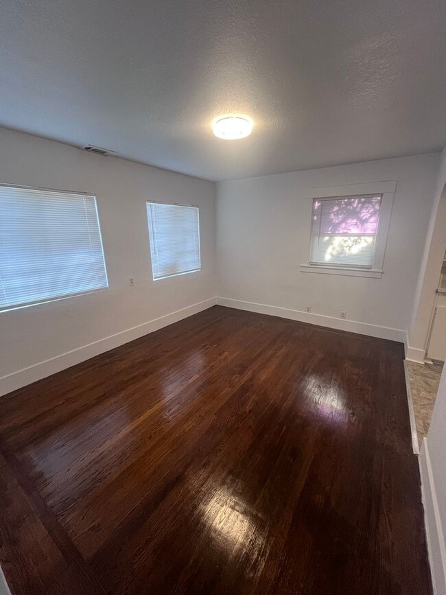 Building Photo - ADORABLE 2 BEDROOM HOME!!