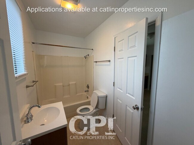 Building Photo - 321 21st Ave