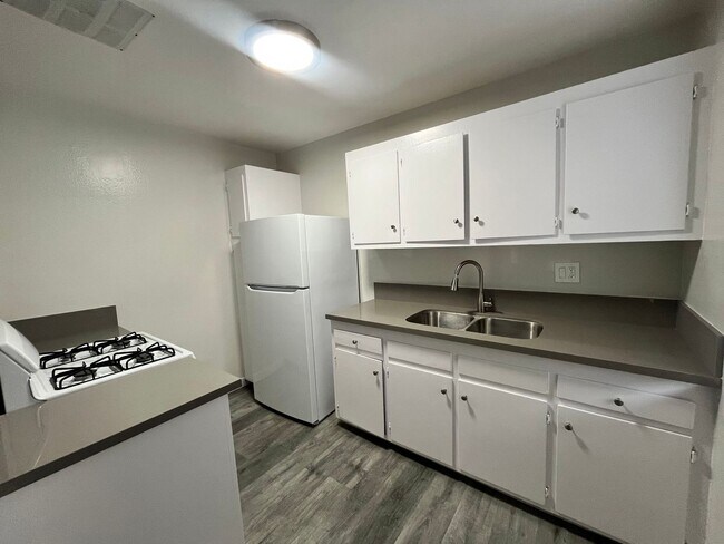 Building Photo - MOVE IN SPECIAL*$500 OFF 2ND MONTHS RENT*SPACIOUS 2 BEDROOM 1 BATH UPSTAIRS WITH 1 SHARED PARKING...