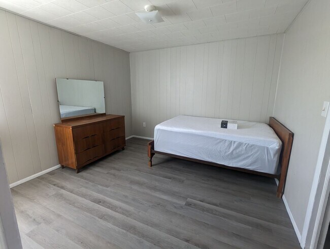 Building Photo - COMING SOON FURNISHED 2 BEDROOM UPSTAIRS A...