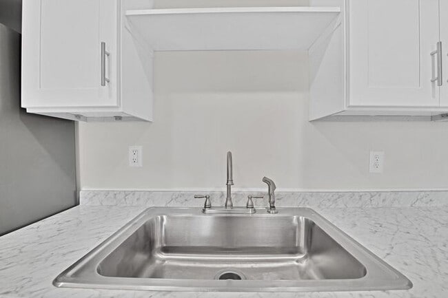 Building Photo - Renovated 2 Bedroom in Downtown Victorian Complex