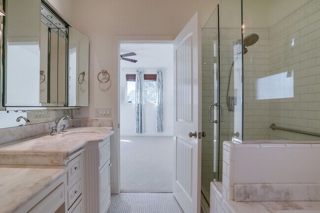 Building Photo - Beautiful 4 Bed/4 Bath Family Home w/pool - Upcoming and available at the end of April!