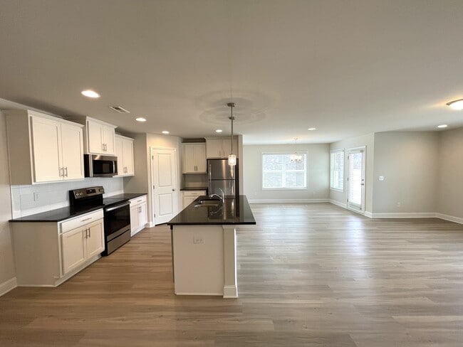 Building Photo - 12869 Tallulah Dr