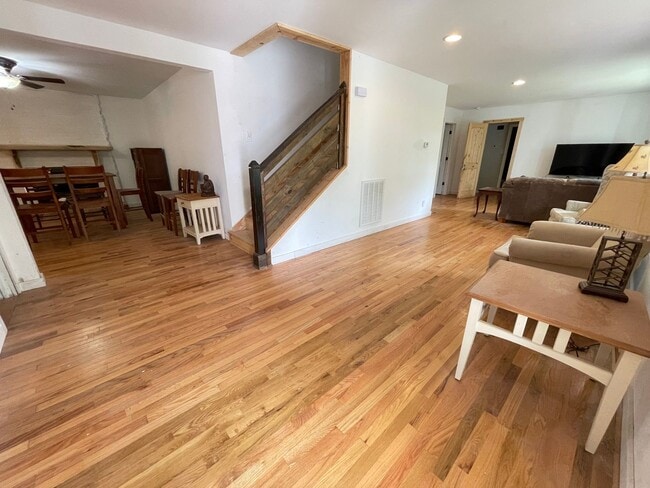 Building Photo - Big and Beautiful House with attached 1br ...