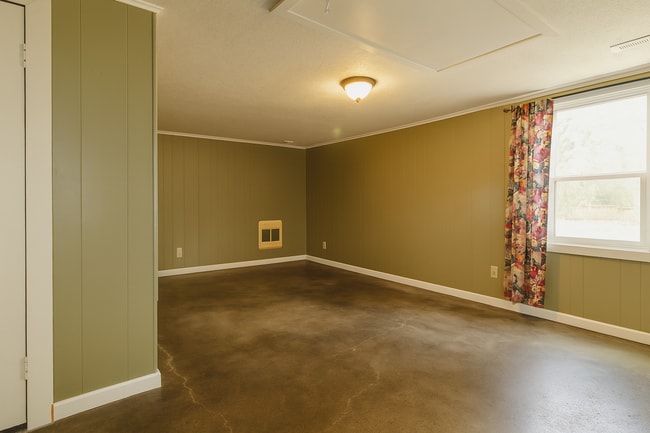 Building Photo - Charming Bend Home with Spacious Bonus Roo...