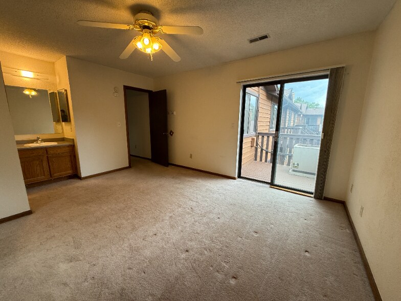 Building Photo - 6262 Willow Ln