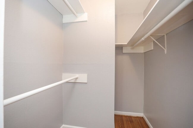 Building Photo - For Lease-Housing Vouchers Accepted | 2 Bed, 2 Bath | 925 Sq Ft | Lakecrest Community |