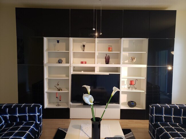 Building Photo - Lakeside Village Townhouse 2 Bedroom  2.5 Bath Available for Short-Term Rental