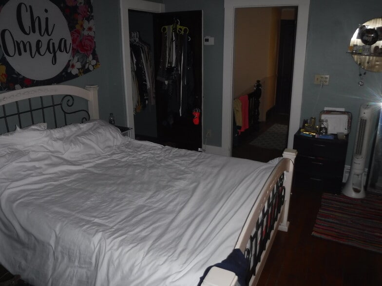 Building Photo - 32 College Ave