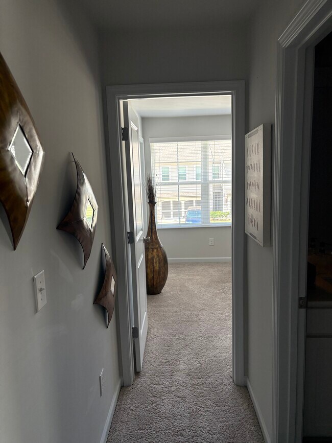 Building Photo - Room for rent