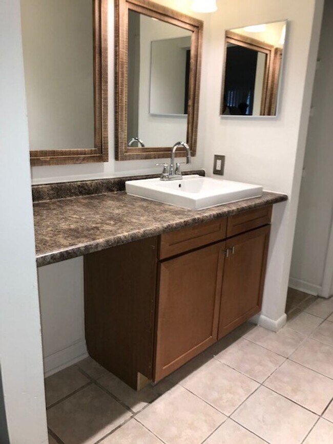 Building Photo - Newly Renovated Two Bedroom Condo Available! Move In Ready!