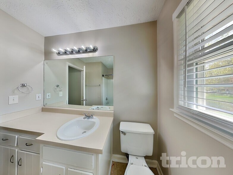 Building Photo - 425 Monivea Ln