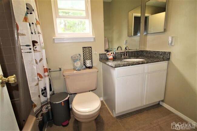Building Photo - 47 Linden Ln S