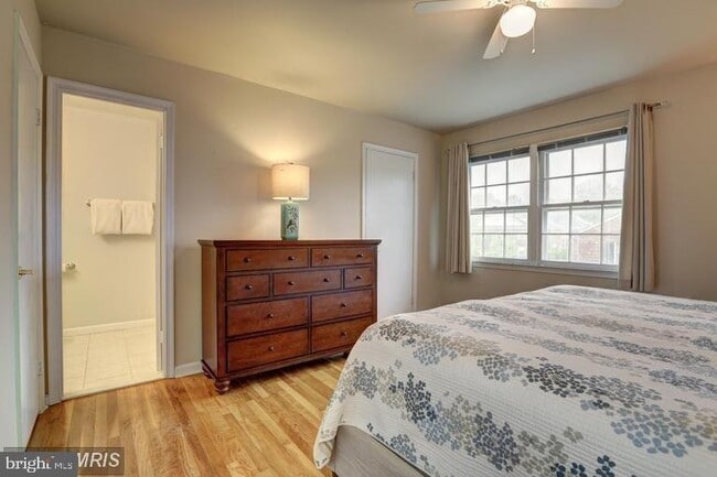 Building Photo - 3898 University Dr