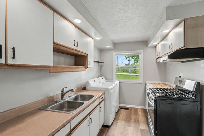 Building Photo - Cute and Cozy 3 Bed 1 Bath Home