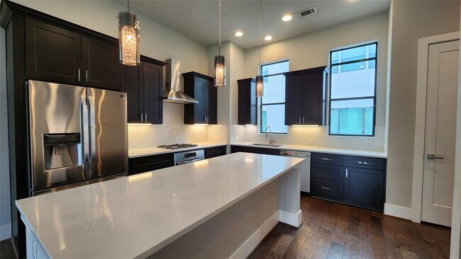 Building Photo - 5713 Larkin St