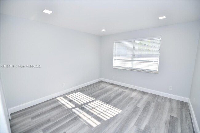 Building Photo - 905 Southridge Rd