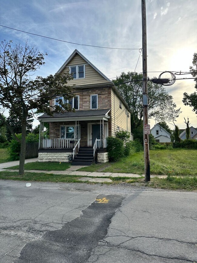 Building Photo - 82 Swinburne St