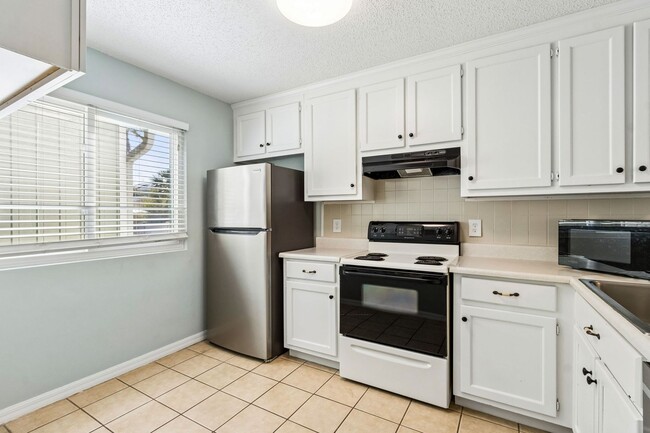 Building Photo - Adorable Beach Townhouse Close to Downtown
