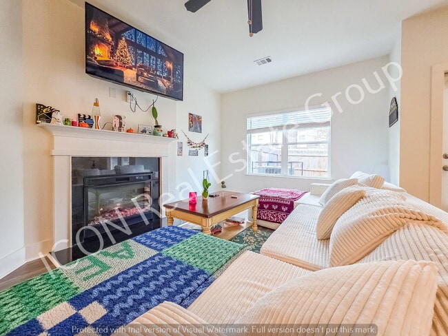 Building Photo - Spacious 3/2.5 Townhome