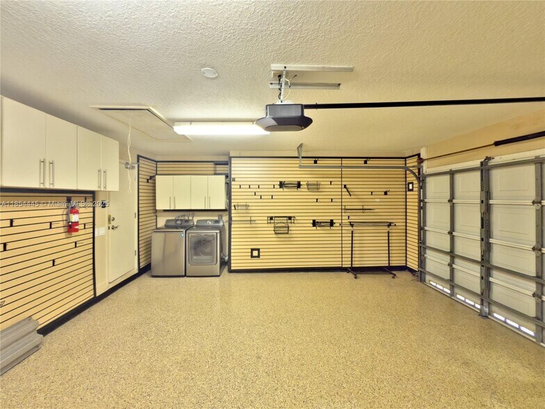 Building Photo - 1583 Presidio Dr