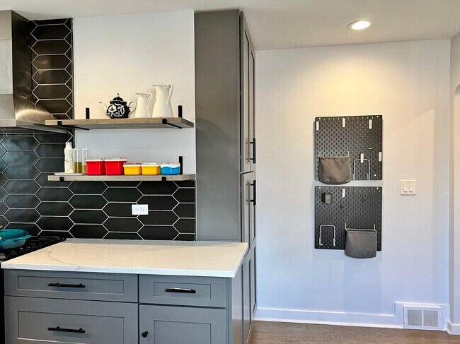 Building Photo - 940 N Oak Park Ave