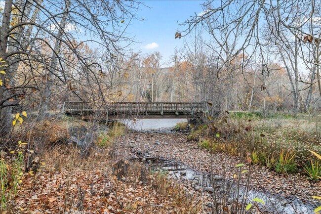 Building Photo - 2-bedroom 2-bathroom condo, located steps from the Boise River Greenbelt